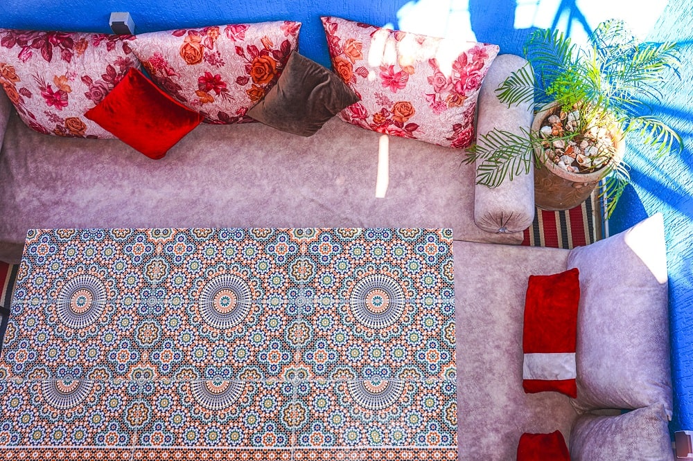 Table en zellige et banquettes marocaines traditionnelles