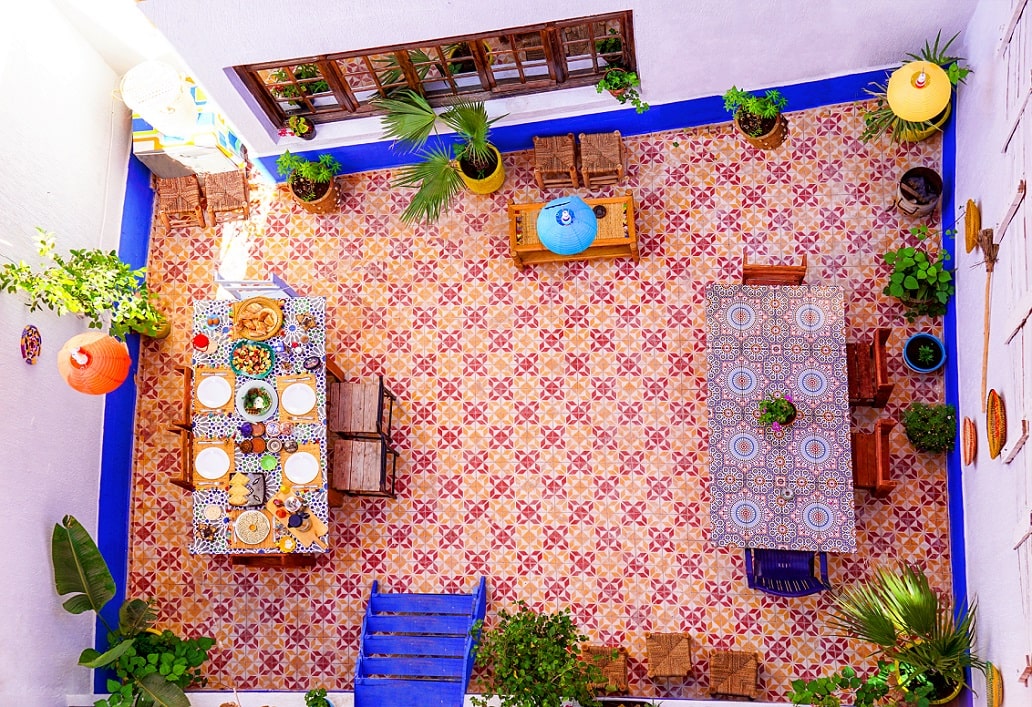 Table dressée dans le patio du riad pour un repas partagé